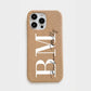 Funda para iPhone Alana de Maison Caviar en color nude, protección elegante y diseño delgado para teléfono inteligente.