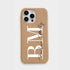Funda para iPhone Alana de Maison Caviar en color nude, protección elegante y diseño delgado para teléfono inteligente.