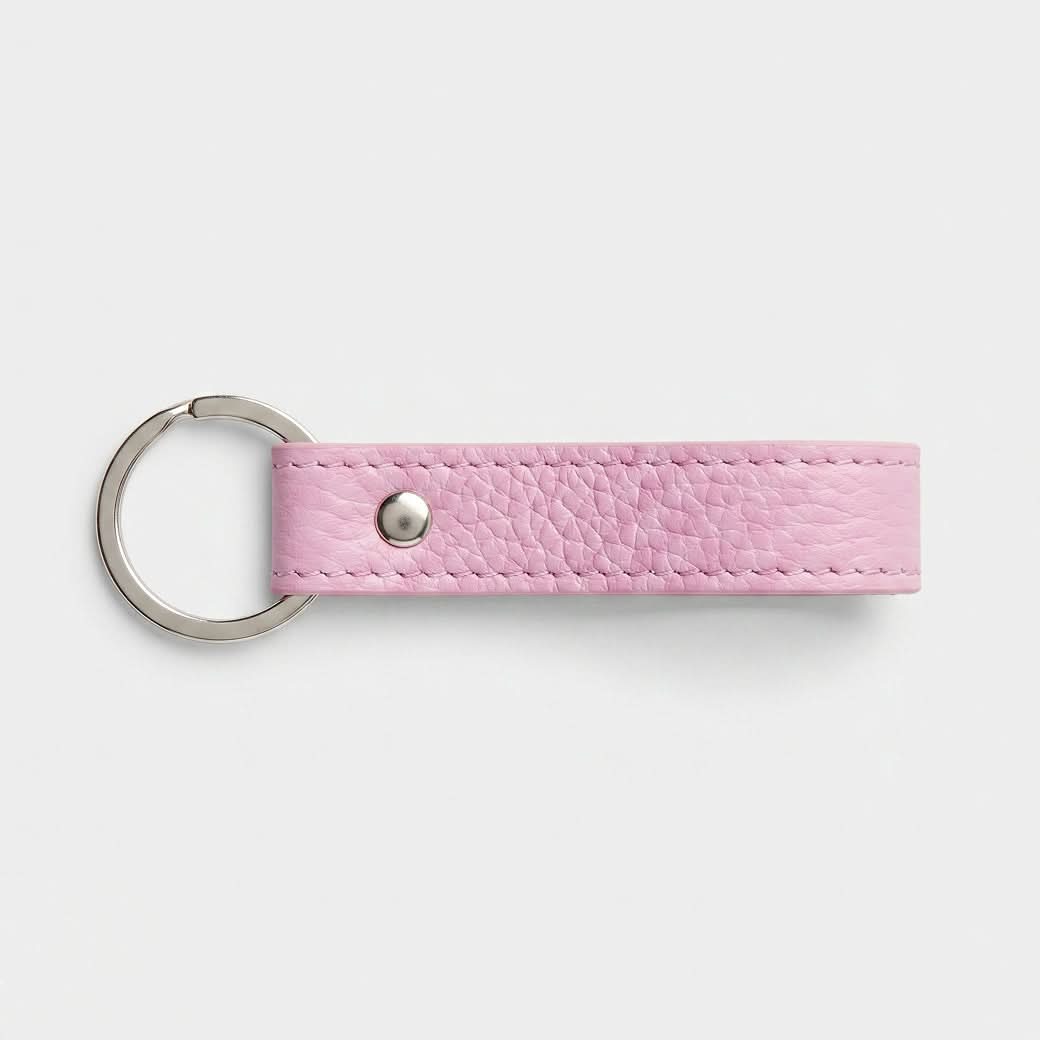 Llavero rosa de Maison Caviar con diseño elegante, ideal para sujetar llaves con estilo.