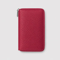 Billetera roja Maison Caviar Greta con diseño compacto y detalles elegantes, ideal para llevar tarjetas y efectivo.