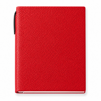 Agenda Maison Caviar Margot en color rojo con tapa dura y cierre metálico, vista frontal sobre fondo neutro