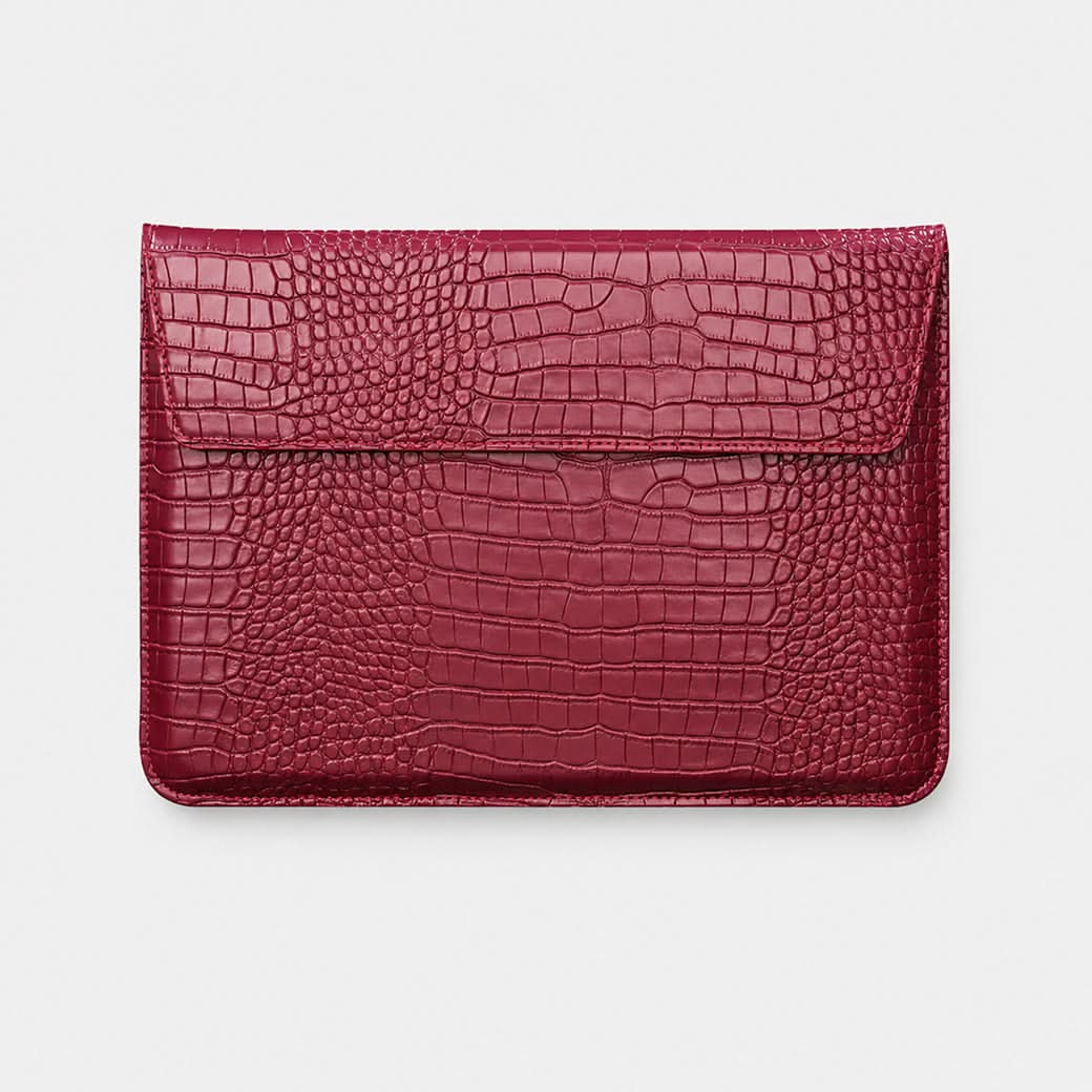 Funda para MacBook Maison Caviar Nobu de color rojo con textura crujiente y diseño elegante, protege y decora tu portátil.