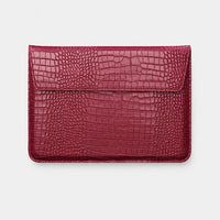 Funda para MacBook Maison Caviar Nobu de color rojo con textura crujiente y diseño elegante, protege y decora tu portátil.