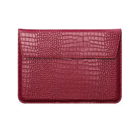 Funda para MacBook Maison Caviar Nobu de color rojo con textura crujiente y diseño elegante, protege y decora tu portátil.