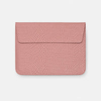 Funda para MacBook Maison Caviar Nobu con diseño rosacroc, protección elegante para portátil en imagen.