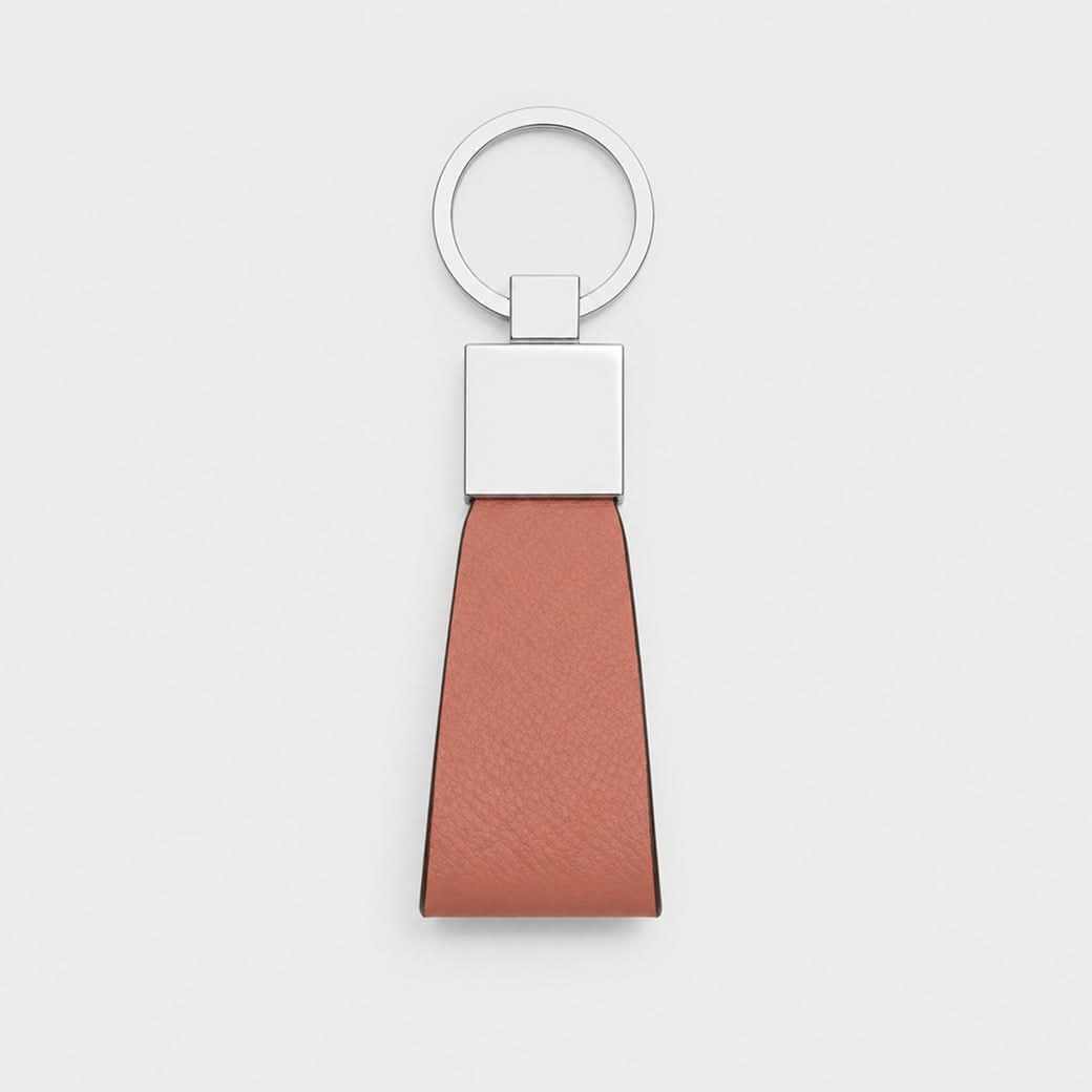 Llavero rosa de Maison Caviar con diseño elegante y detalles en tonos rosados, ideal para accesorios de llaves.