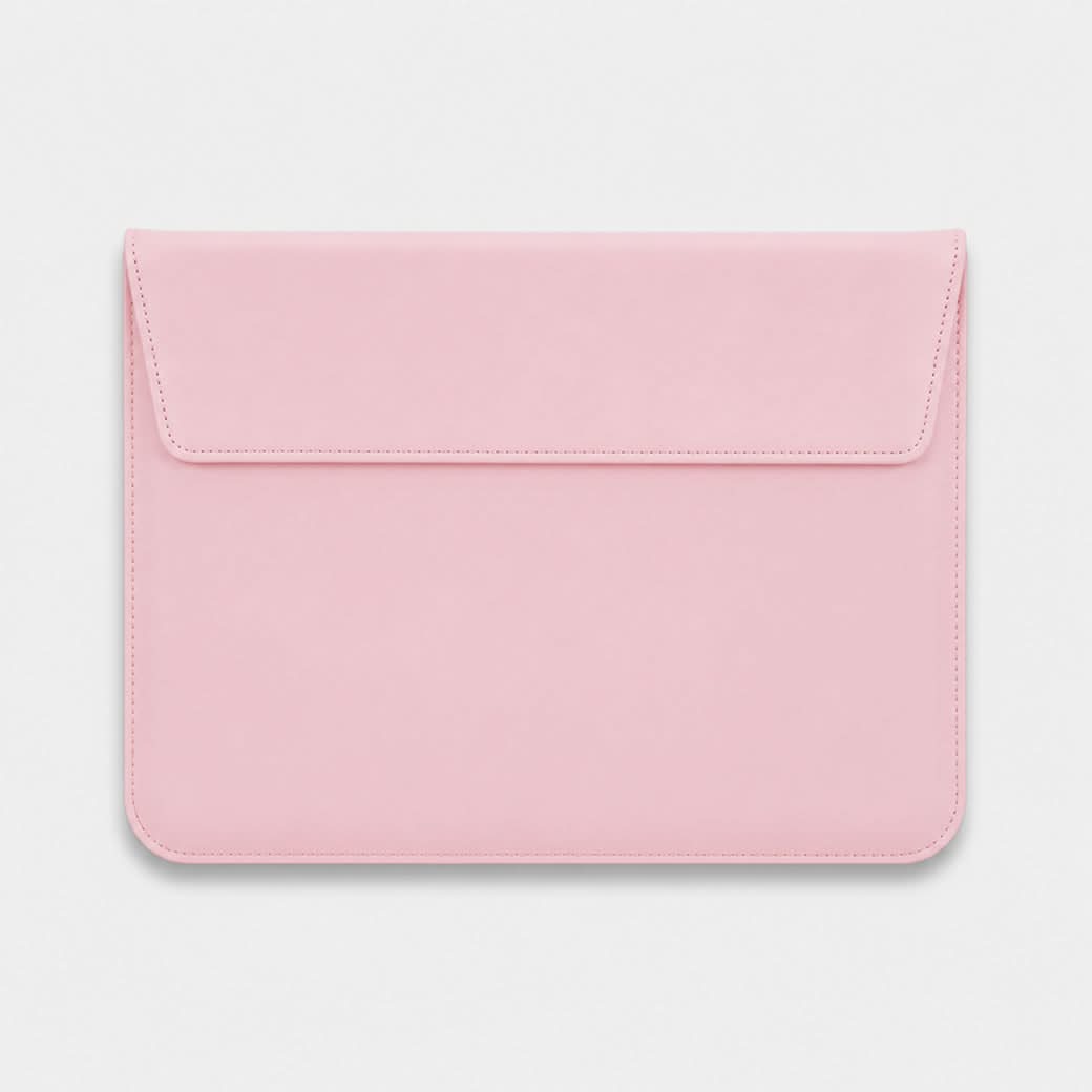 Funda para MacBook Maison Caviar Nobu en color rosado, protección elegante para portátil, vista frontal del diseño del estuche.