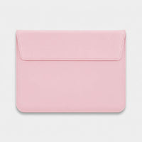 Funda para MacBook Nobu de Maison Caviar con diseño floral rosa, protección elegante para portátil en la imagen.