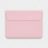 Funda para MacBook Nobu de Maison Caviar con diseño floral rosa, protección elegante para portátil en la imagen.