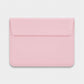 Funda para MacBook Nobu de Maison Caviar con diseño floral rosa, protección elegante para portátil en la imagen.