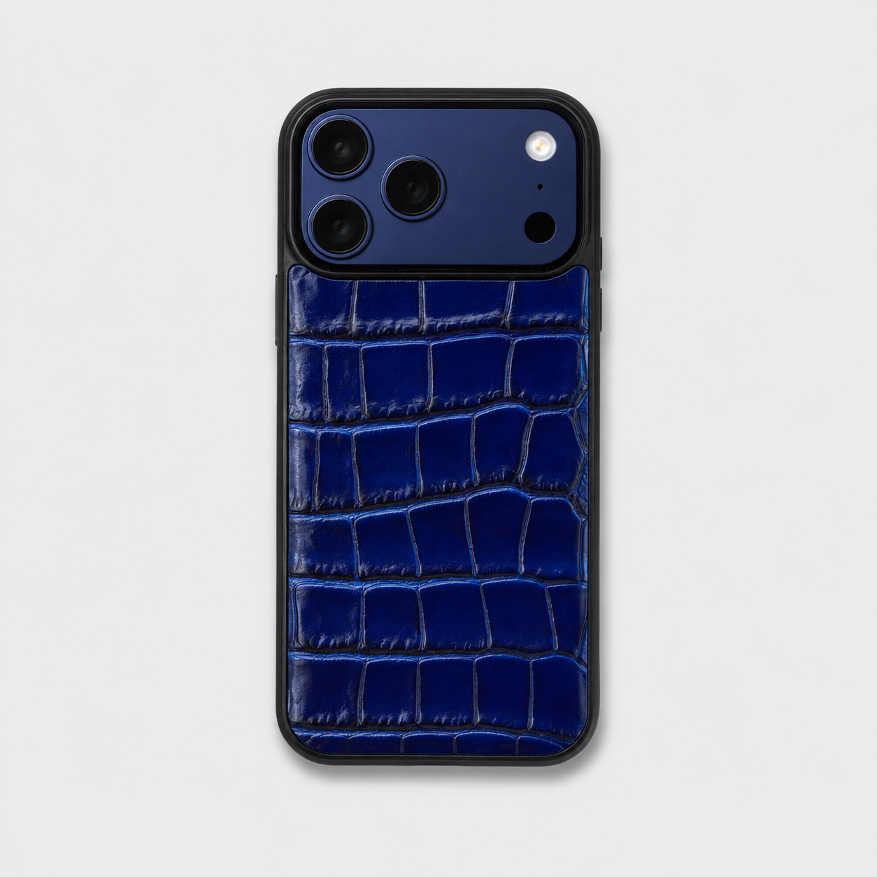 Funda para iPhone Maison Caviar Siena en azul oscuro, protección elegante y moderna para teléfono inteligente.