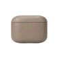 Funda para AirPods Maison Caviar Salem en color negro con textura de cuero, protección elegante y duradera para auriculares Apple.