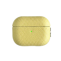 Funda para AirPods Maison Caviar Salem en color negro con detalles elegantes y cierre de clip, protección para auriculares inalámbricos.