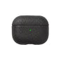 Funda para Airpods Maison Caviar Salem en color negro con textura de cuero, protección elegante para auriculares inalámbricos.