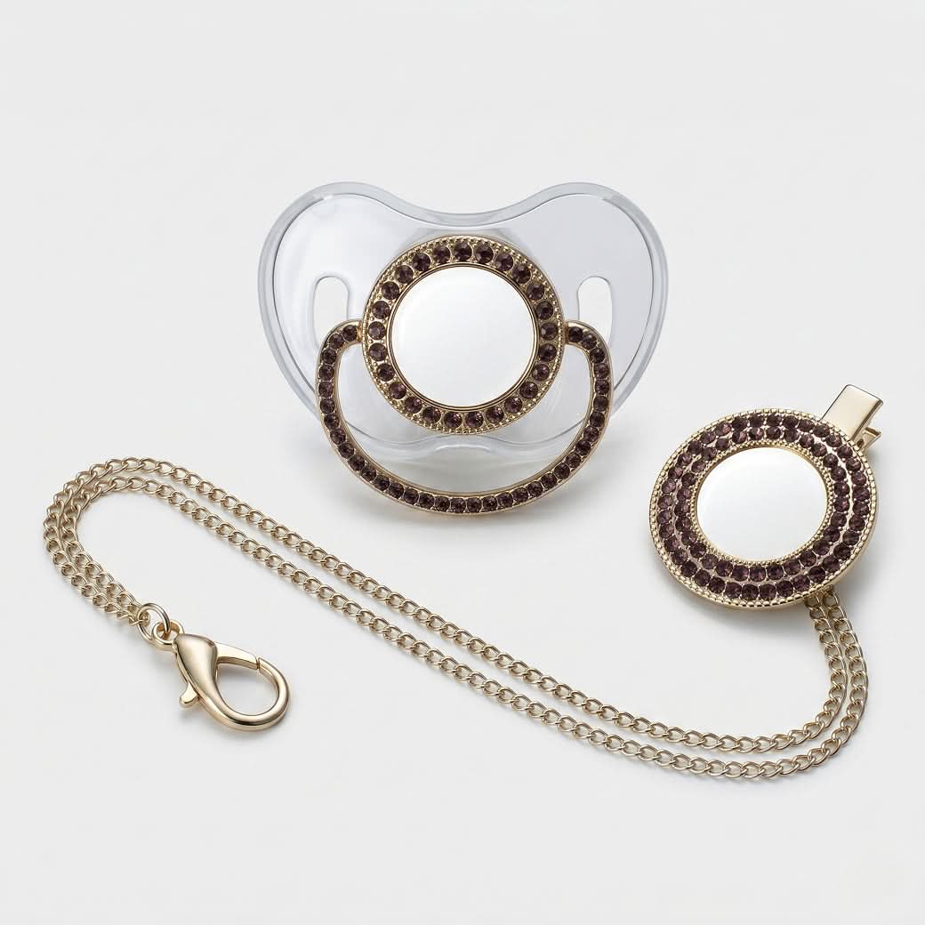 Chupa transparente de Maison Caviar, accesorio de moda con diseño moderno y elegante, visible en la imagen.