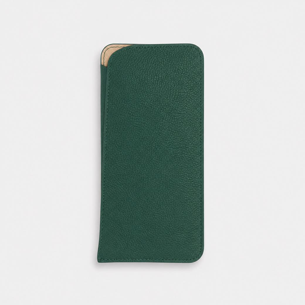 Estuche para gafas Maison Caviar en color verde, con diseño elegante y compacto para proteger las gafas.