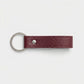 Llavero vinotinto de Maison Caviar con diseño elegante y detalles en metal, ideal para llevar tus llaves con estilo.