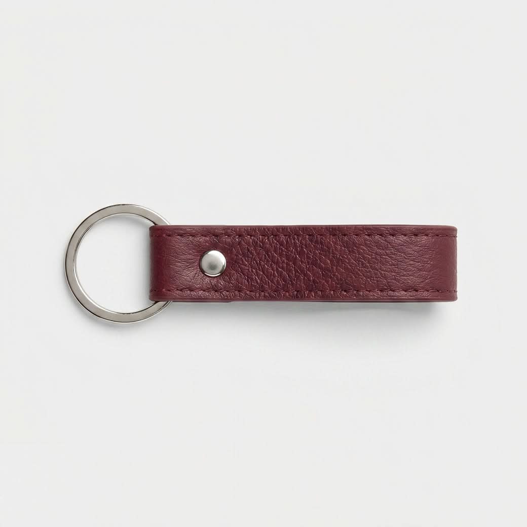 Llavero vinotinto de Maison Caviar con diseño elegante y detalles en metal, ideal para llevar tus llaves con estilo.