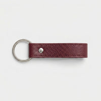 Llavero vinotinto de Maison Caviar con diseño elegante y detalles en metal, ideal para llevar tus llaves con estilo.