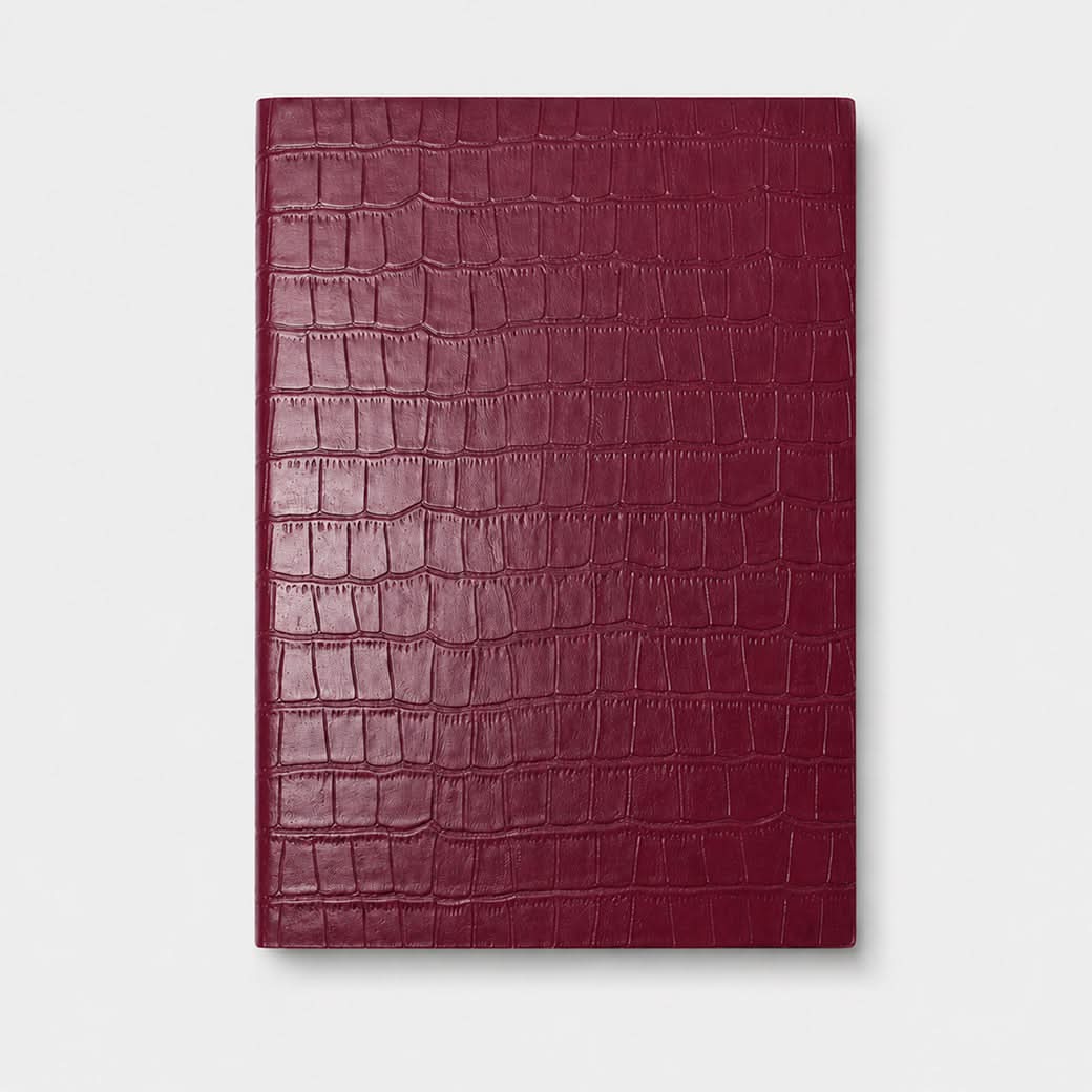 Agenda Sicilia de Maison Caviar en color vinotinto con diseño elegante y tamaño compacto para organización diaria.