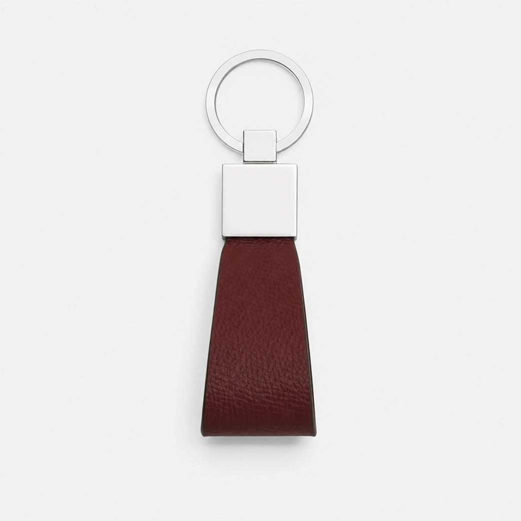 Llavero vinotinto Maison Caviar con diseño elegante y detalles en cuero, ideal para llevar tus llaves con estilo.