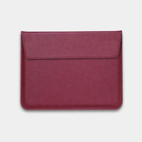 Funda para MacBook Maison Caviar Nobu en color vinotinto, protección elegante para portátil con diseño resistente y moderno.