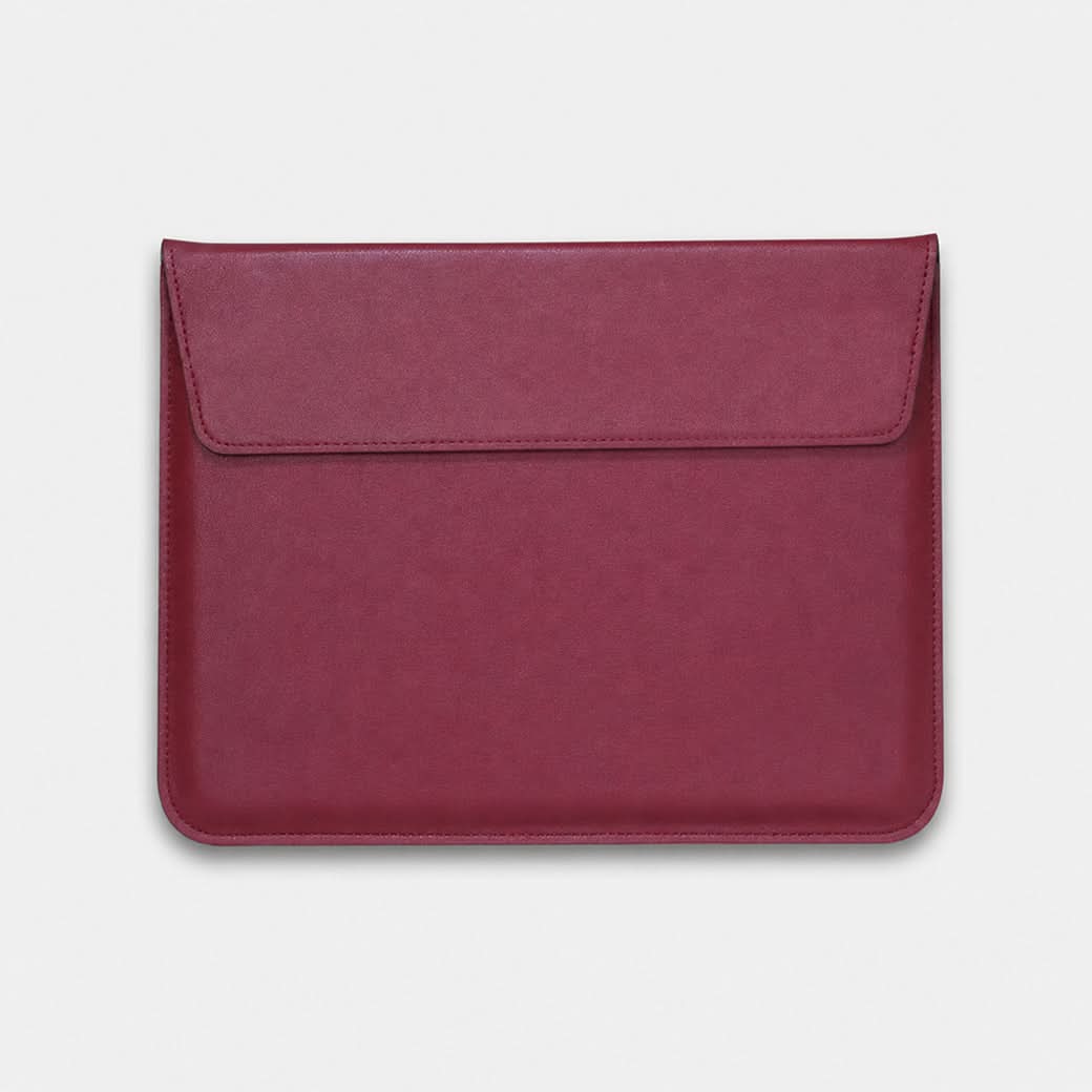 Funda para MacBook Maison Caviar Nobu en color vinotinto, protección elegante para portátil con diseño resistente y moderno.