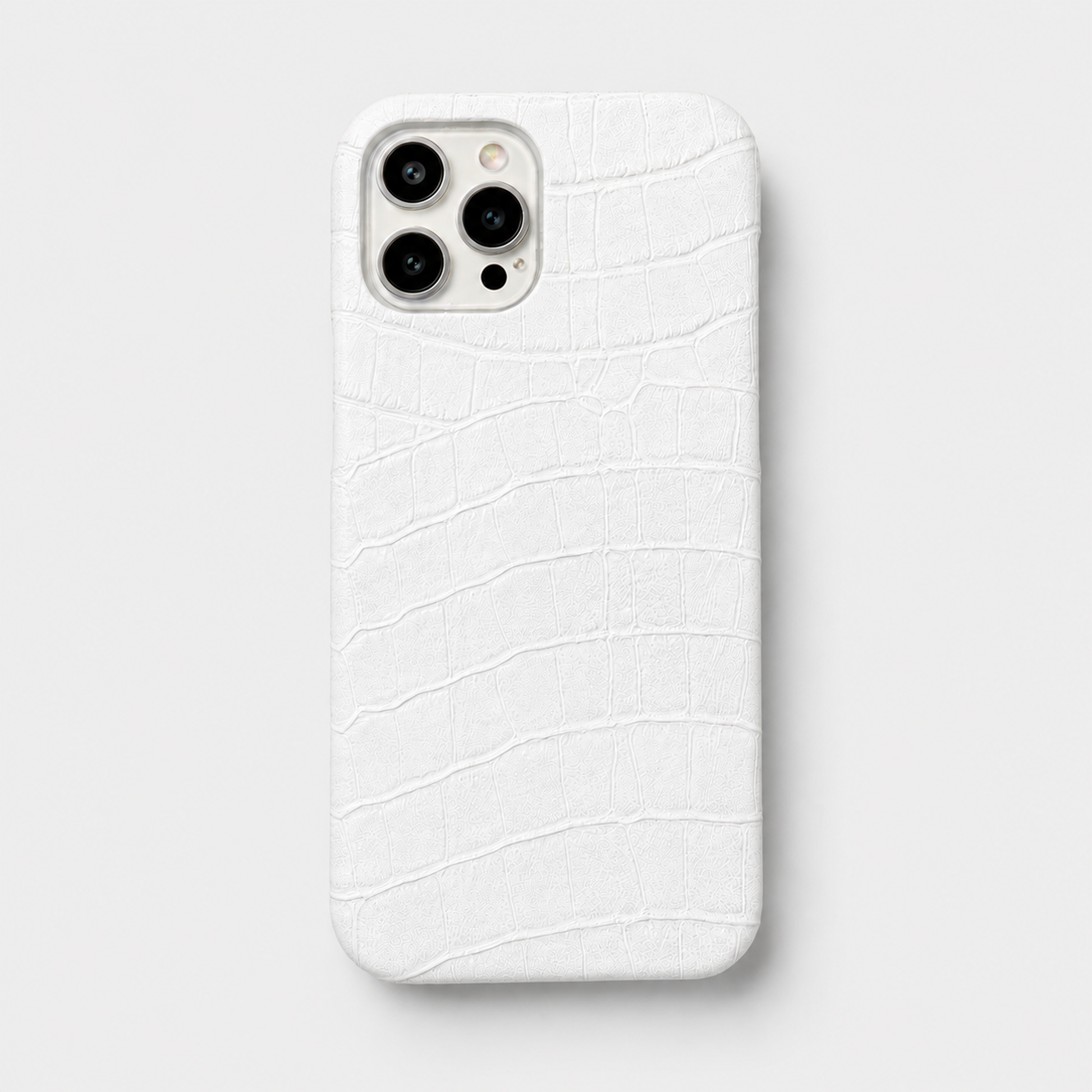 Funda blanca para iPhone de Maison Caviar, protección elegante y duradera para teléfono móvil.