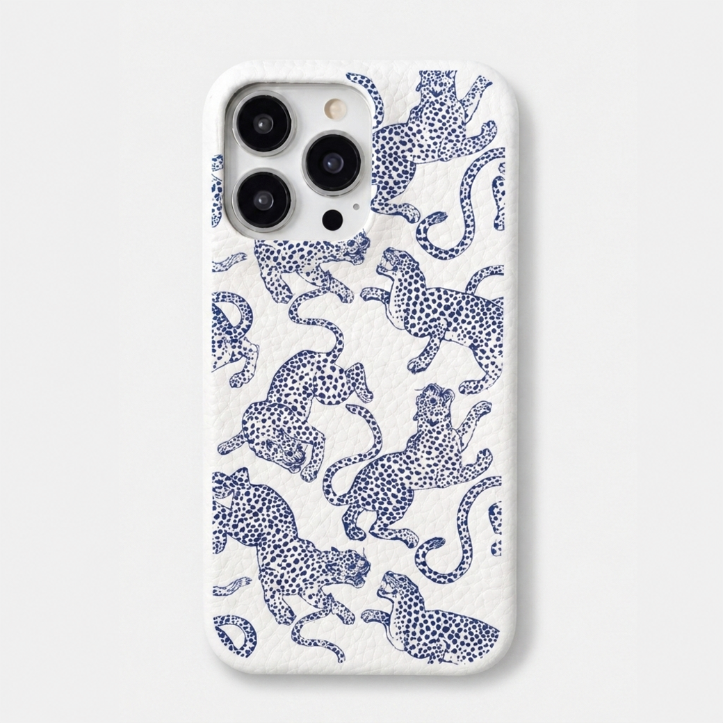 Funda para iPhone Maison Caviar Abby en color blanco y azul, protección elegante para teléfono móvil.