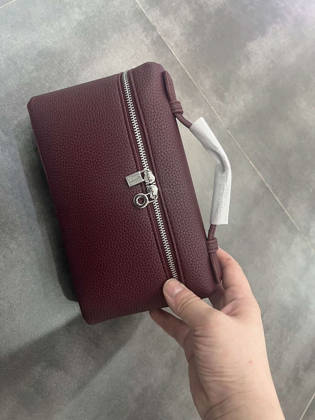 Bolso Giulia de Maison Caviar en cuero con detalles elegantes y correa ajustable, diseñado para un estilo sofisticado.