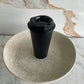 Vaso de café Maison Caviar de cerámica blanca con asa, ideal para bebidas calientes, en primer plano sobre fondo neutro.