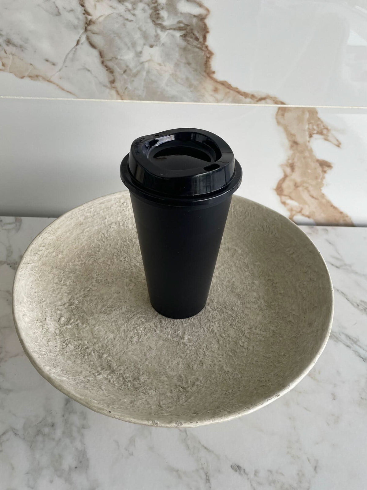 Vaso de café Maison Caviar de cerámica blanca con asa, ideal para bebidas calientes, en primer plano sobre fondo neutro.