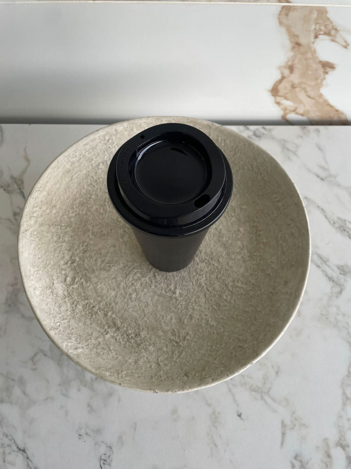 Vaso de Café Maison Caviar de cerámica blanca con mango ergonómico y diseño elegante para bebidas calientes.