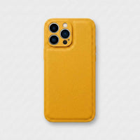 Funda para iPhone Casa Roma de Maison Caviar en color mostaza, protección y estilo para teléfono móvil.