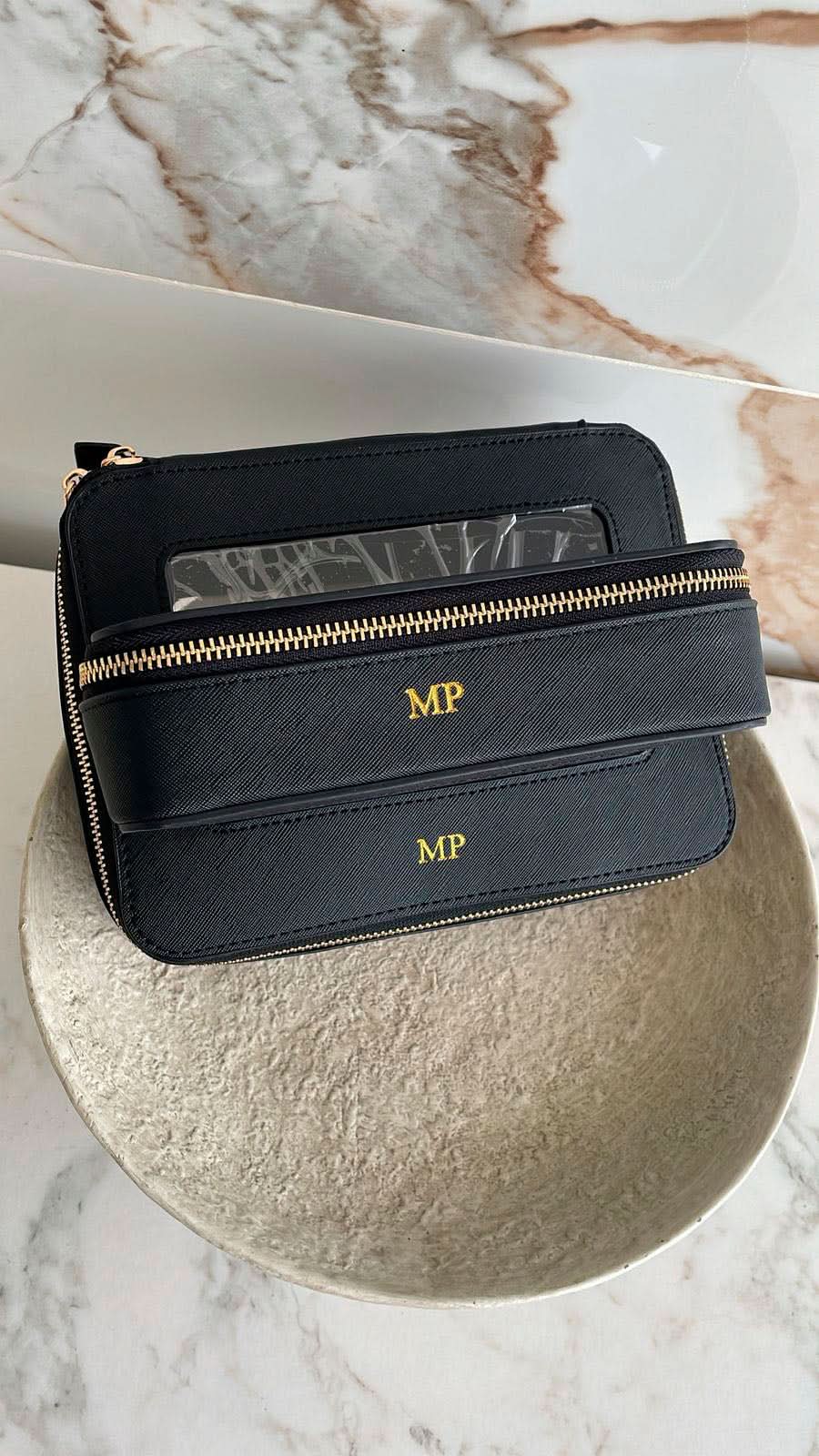 Maletín de viaje Maison Caviar Oporto, conjunto de bolsas de viaje con diseño elegante y prácticos compartimentos.