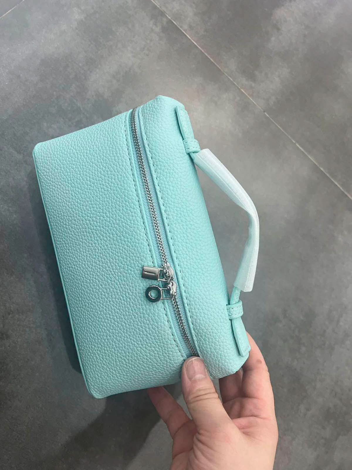 Bolso Giulia de Maison Caviar, bolso de mujer de cuero con detalles elegantes y asa ajustable, en color negro.