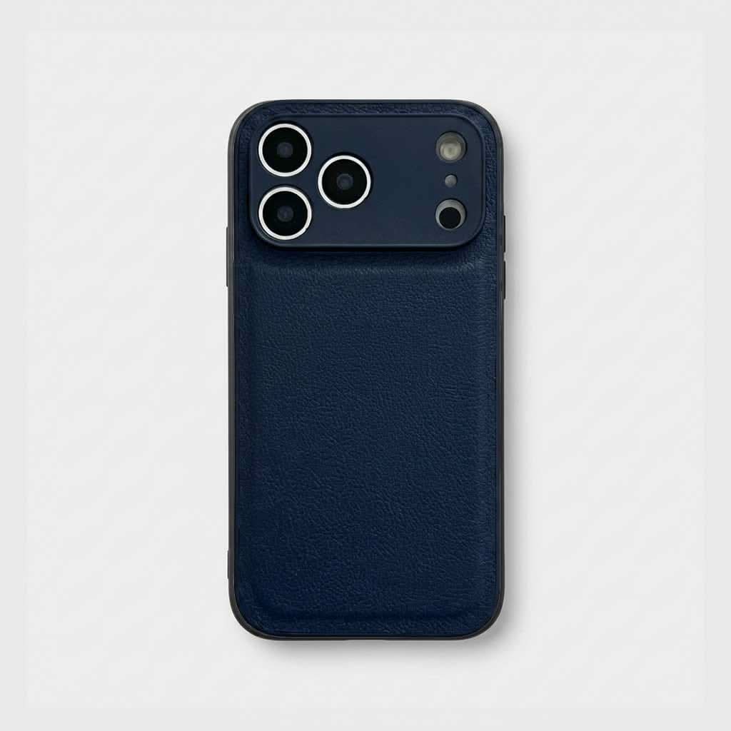 Funda para iPhone Roma de Maison Caviar en color azul marino con acabado elegante y detalles en tonos eticolor.