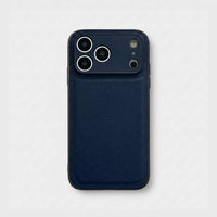Funda para iPhone Roma de Maison Caviar en color azul marino con acabado elegante y detalles en tonos eticolor.