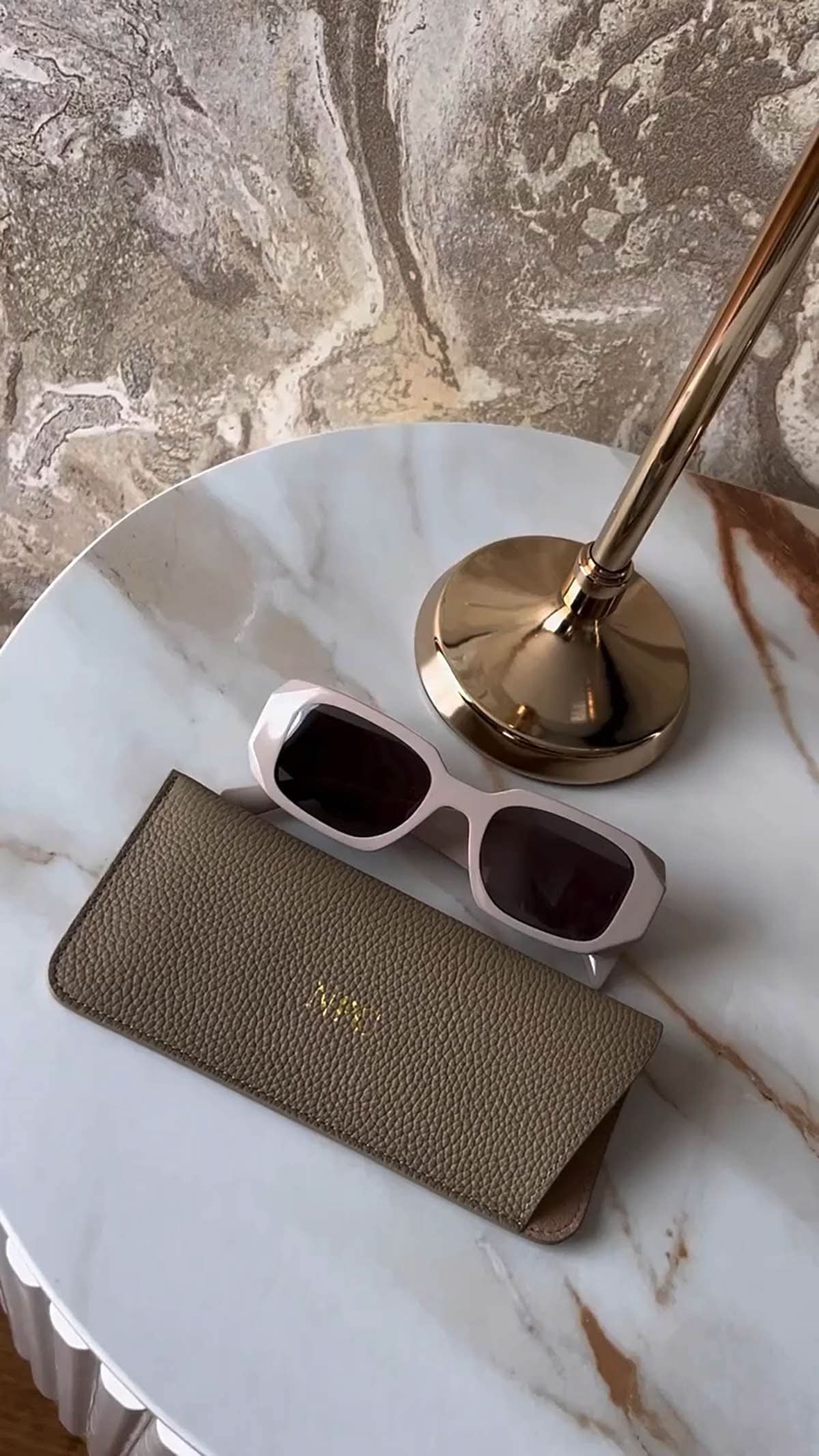 Estuche para gafas Maison Caviar Ginebra, funda rígida de diseño elegante para protección y almacenamiento de gafas.