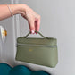 Bolso Giulia de Maison Caviar, bolso de mujer en cuero con detalles elegantes y asa superior, en tonos neutros.