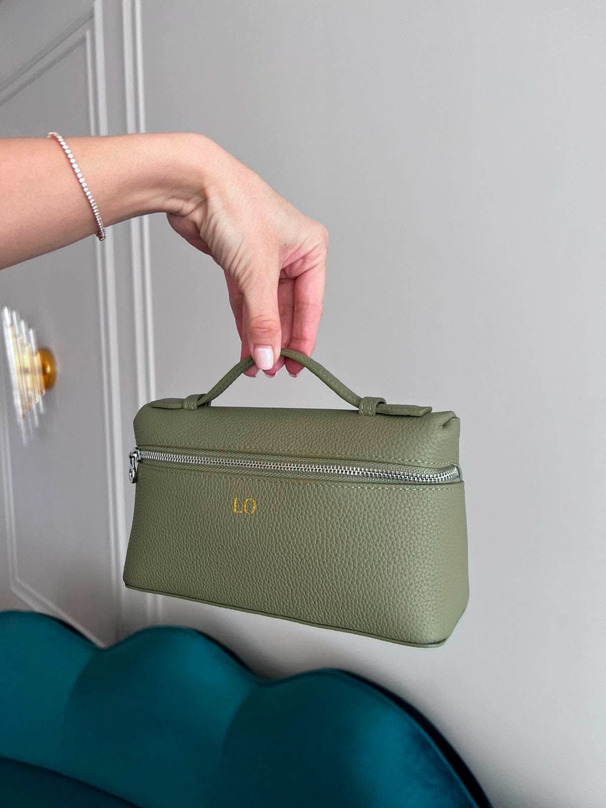 Bolso Giulia de Maison Caviar, bolso de mujer en cuero con detalles elegantes y asa superior, en tonos neutros.