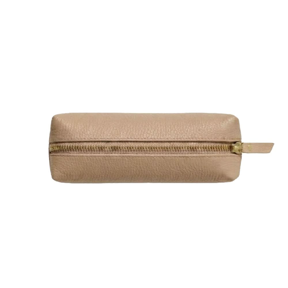 Bolsa de Vanity Maison Caviar Angelina en color nude, con compartimentos y diseño elegante para maquillaje y accesorios.