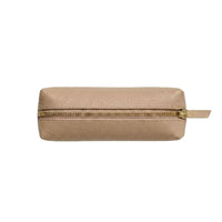 Bolsa de Vanity Maison Caviar Angelina en color nude, con compartimentos y diseño elegante para maquillaje y accesorios.
